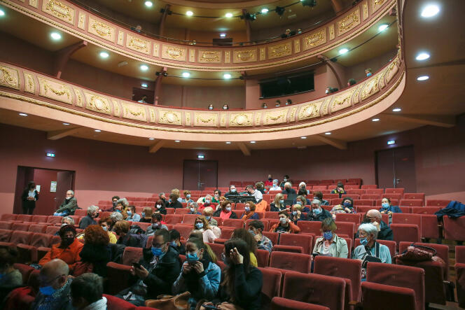Le soir du déconfinement, le 19 mai 2021, le Théâtre de la Ville, à Valence (Drôme), propose un spectacle en jauge réduite.