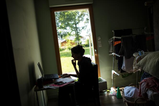 Une femme travaille depuis son domicile, à Vertou (Loire-Atlantique), en périphérie de Nantes, le 14 mai 2020.