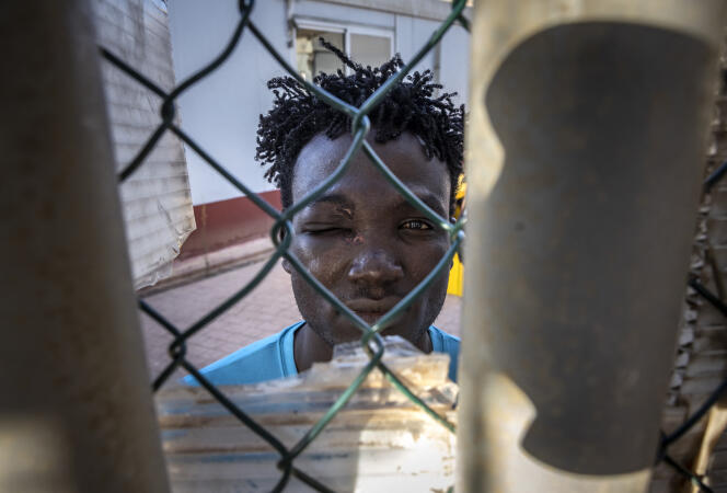 Un migrant soudanais, blessé à l’œil, dans le centre de séjour temporaire de Melilla, le 25 juin 2022.