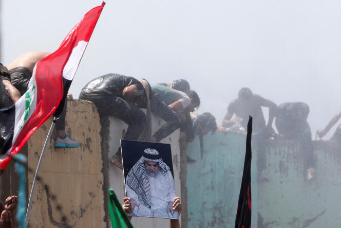 Des partisans de l’imam chiite Moqtada Al-Sadr protestent contre la corruption, à Bagdad, le 30 juillet 2022. 