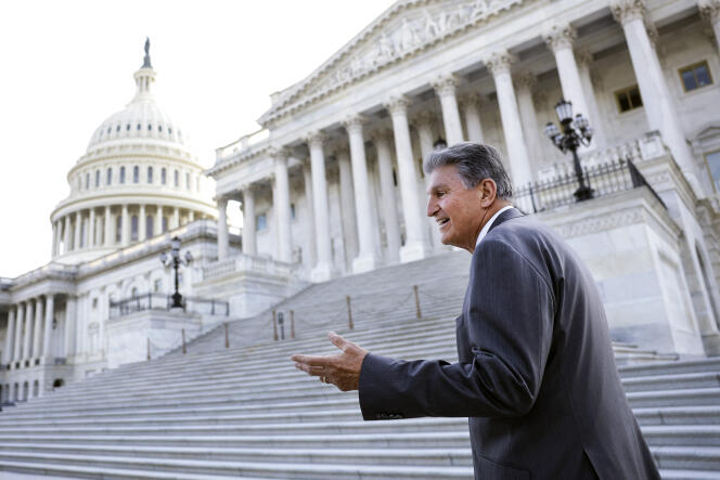 El Senador Joe Manchin frente al Capitolio en Washington, 25 de abril de 2022. 