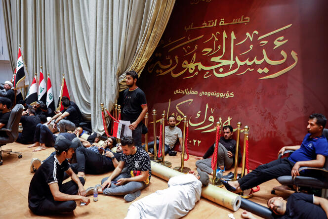 Des partisans du leader chiite Moqtada Al-Sadr se reposent lors d’une manifestation contre la corruption, à l’intérieur du Parlement irakien, à Bagdad, le 30 juillet 2022.