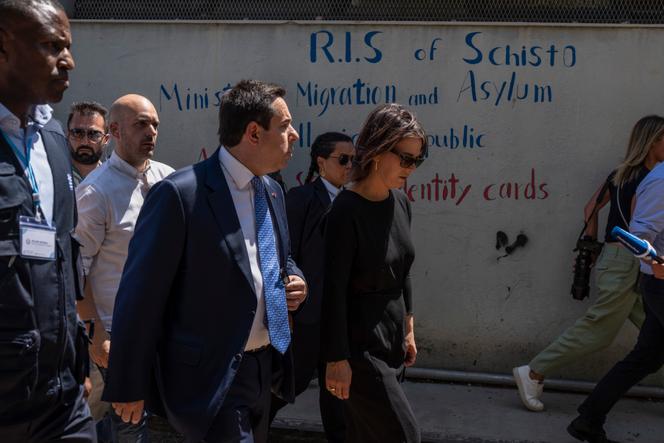 Le ministre des migrations grec, Notis Mitarachi, et la ministre des affaires étrangères allemande, Annalena Baerbock, visitent le camp de réfugiés de Schisto, près d’Athènes, le 28 juillet 2022.