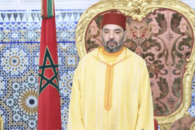 Ein offizielles Porträt von König Mohammed VI., der sich am 30. Juli 2022 vom Königspalast in Rabat an die Nation wendet.