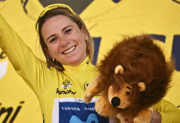 La Néerlandaise Annemiek Van Vleuten, leader de l’équipe Movistar, célèbre son sacre sur le Tour de France sur le podium après sa victoire d’étape au sommet de la super planche des Belles-Filles.
