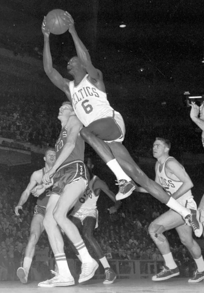 Bill Russell (numéro 6), des Celtics de Boston, lors d’un match de basket-ball au Boston Garden, le 1er février 1963.