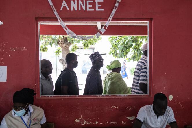 Devant un bureau de vote, lors des élections législatives, le 31 juillet 2022, à Dakar.