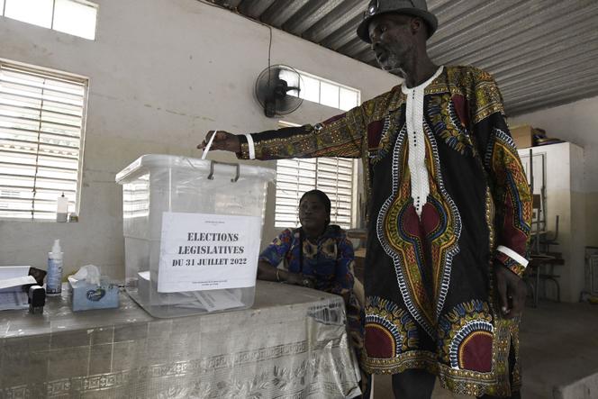 Un électeur sénégalais vote aux élections législatives à Dakar, le 31 juillet 2021.