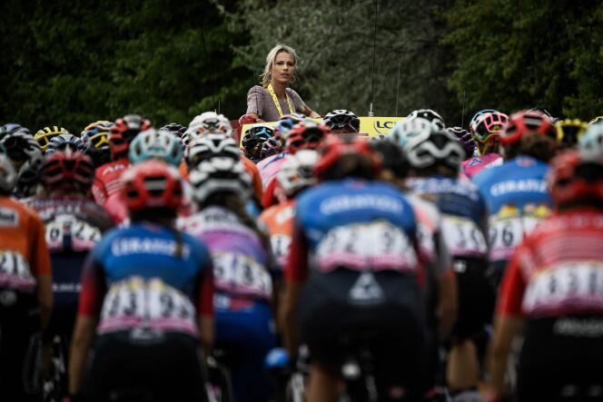 The director of the Tour de France Women, Marion Rousse, gives the start of the seventh stage between Sélestat (Bas-Rhin) and Le Markstein (Haut-Rhin), July 30, 2022.