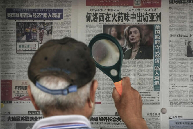 Un homme lit un journal annonçant la visite en Asie de Nancy Pelosi, à Pékin, le 31 juillet 2022.