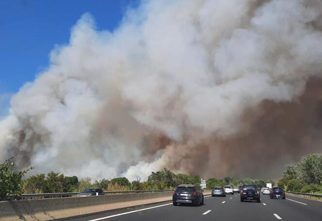 Una gran nube de humo es visible desde la carretera, debido al incendio que se desató cerca de Aubais el 31 de julio de 2022. 