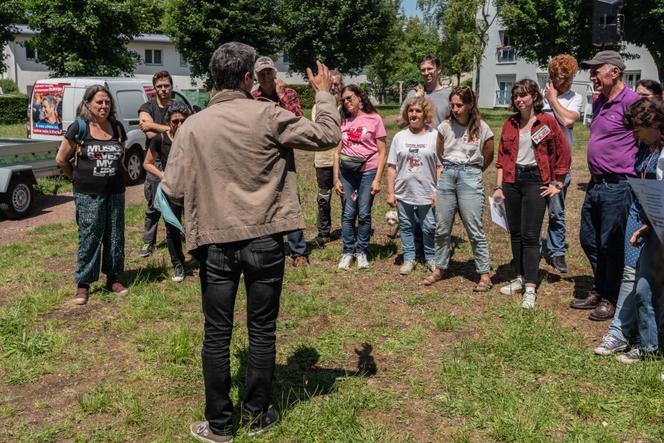 Le député (LFI) de la Somme François Ruffin lors d’une marche organisée dans le cadre des élections législatives, à Abbeville, le 4 juin 2022.