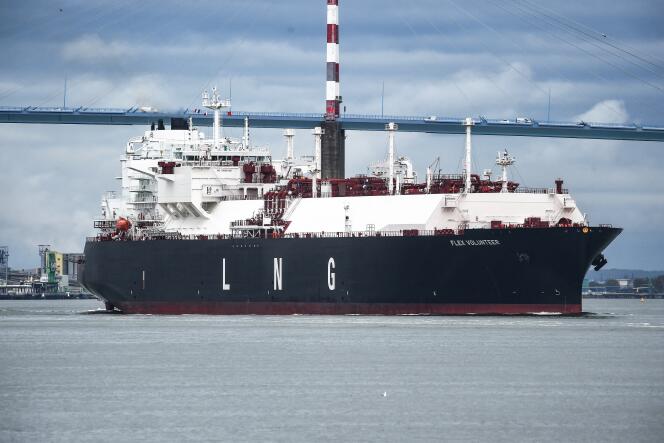 A ship carrying liquefied natural gas leaves the Montoir-de-Bretagne terminal, near Saint-Nazaire (Loire-Atlantique), on April 12, 2022.
