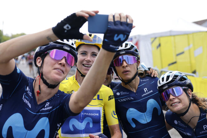 Annemiek Van Vleuten wears the yellow jersey with her teammates at the start of the eighth and final stage of the Tour de France Women, in Lure, Sunday July 31, 2022.