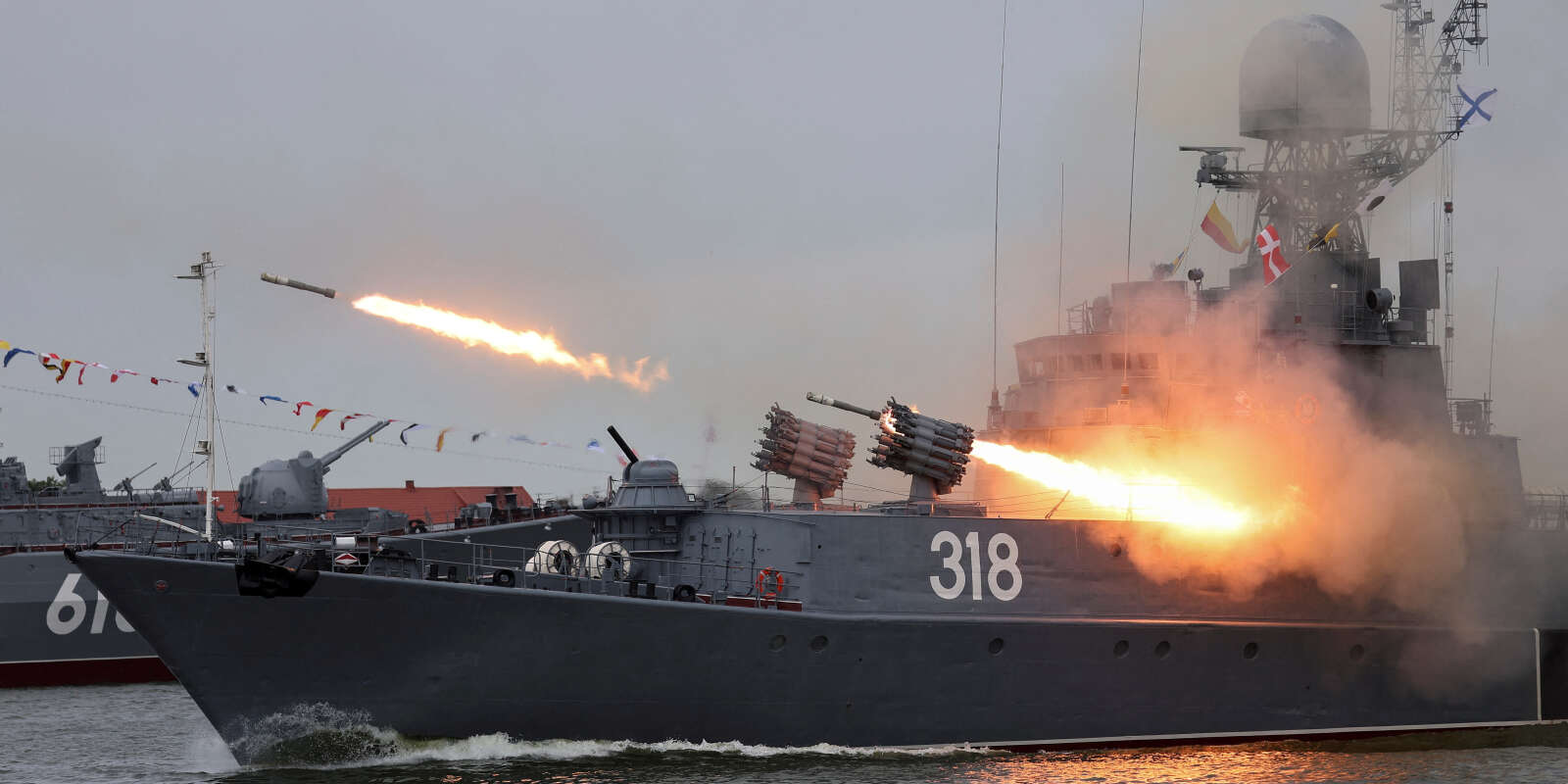 Tirs de missiles lors d’un défilé marquant la Journée de la marine à Baltiysk, dans la région de Kaliningrad, en Russie, le 31 juillet 2022. 