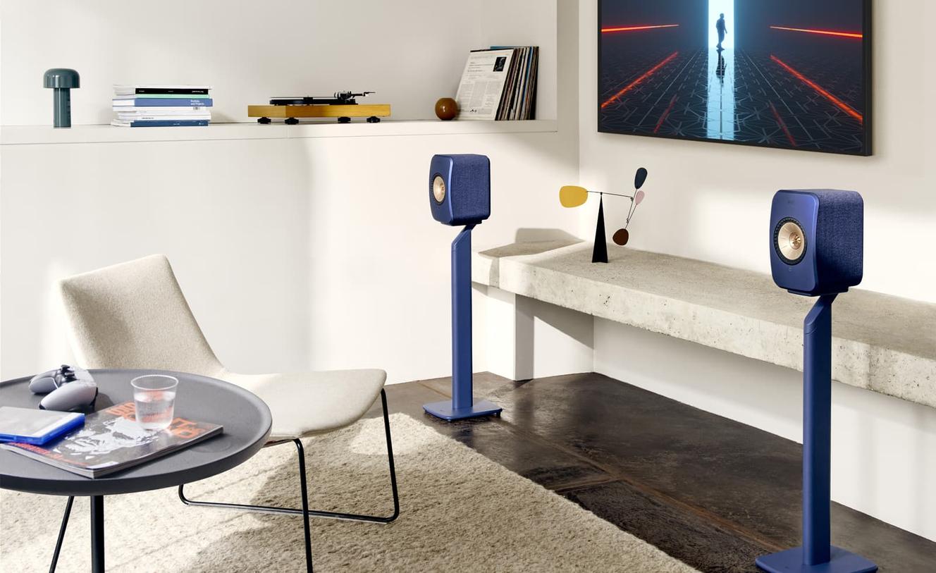 Subwoofery KEF LSX wytwarzają stosunkowo nieśmiały dźwięk, który jest idealny w małych pomieszczeniach, ponieważ pozwala uniknąć poważnych problemów z basem.