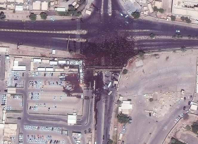 Une image satellite montrant les milliers de partisans de Muqtada al-Sadr autour du bâtiment du Parlement irakien à Bagdad, en Irak, le 30 juillet 2022.
