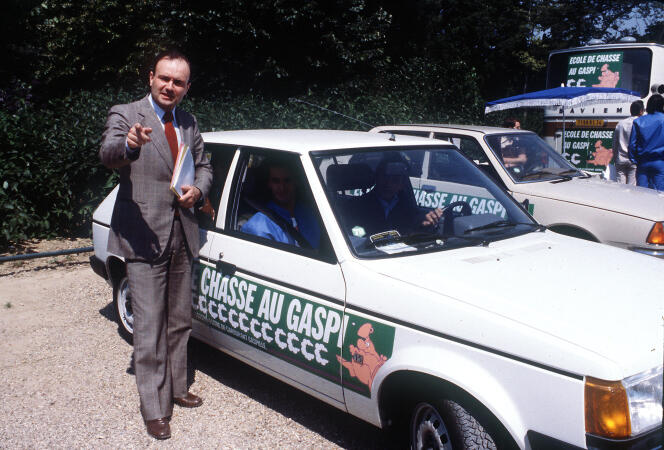 Jean Poulit, directeur de l'agence pour les économies d'énergie, pose à côté d'une voiture participant à l'opération de « Chasse au gaspi », en juillet 1979.