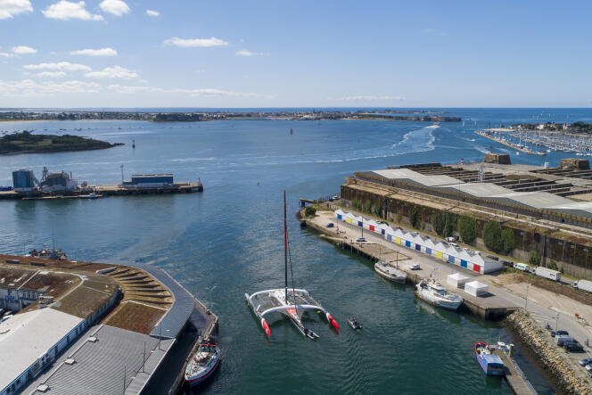 Mise à l’eau de l’Ultim « Mieux », à Lorient le 4 juillet 2022.