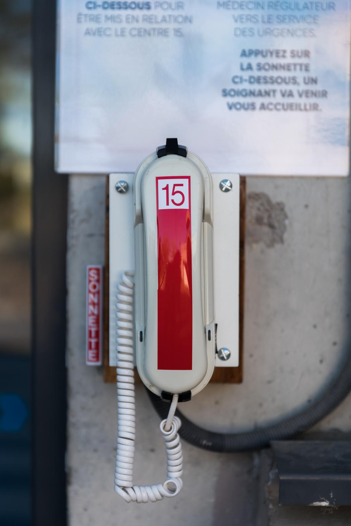 Téléphone pour contacter le SAMU à l’entrée du service des urgences du Centre hospitalier départemental de La Roche-sur-Yon, le 29 juillet 2022.