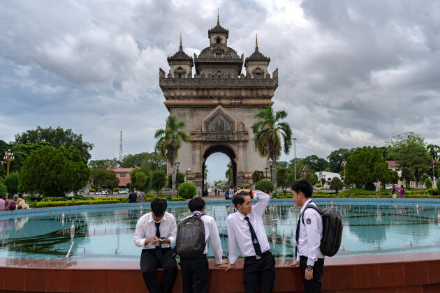 Students visit Pratuxay, the arch dedicated to those who fought against France for the country's independence, in Vientiane (Laos). July 3, 2022.