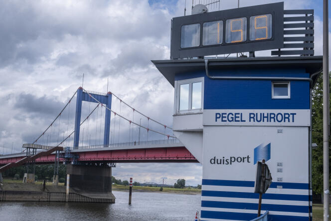 La station limnimétrique du port de Duisburg, indiquant 1, 98 mètre, le 26 juillet 2022. 