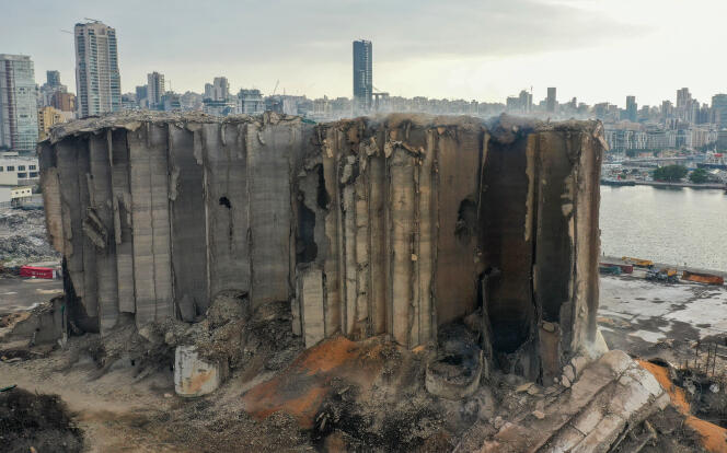 Les silos à grains fortement endommagés dans le port de la capitale libanaise, Beyrouth, le 31 juillet 2022.