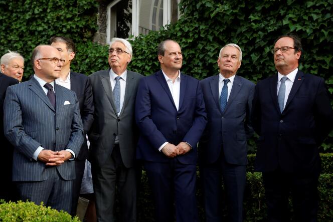 De gauche à droite, Bernard Cazeneuve, Jean-Pierre Sueur, Jean-Christophe Cambadélis, Jean-Marc Ayrault et François Hollande, à Paris, le 17 juillet 2019.

