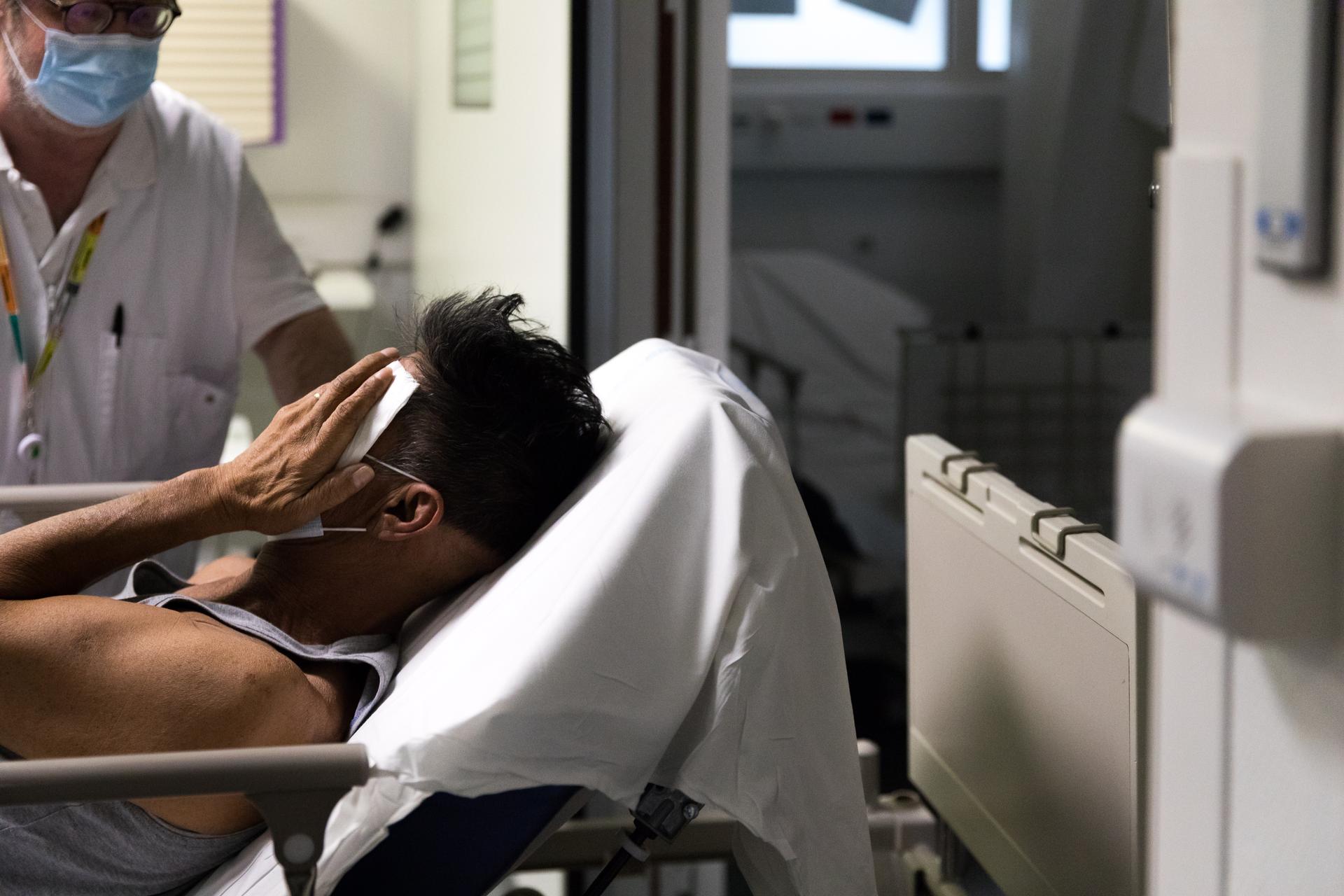 Patient en transfert vers la salle d’attente des urgences du Centre hospitalier départemental de La Roche-sur-Yon, le 29 juillet 2022.
