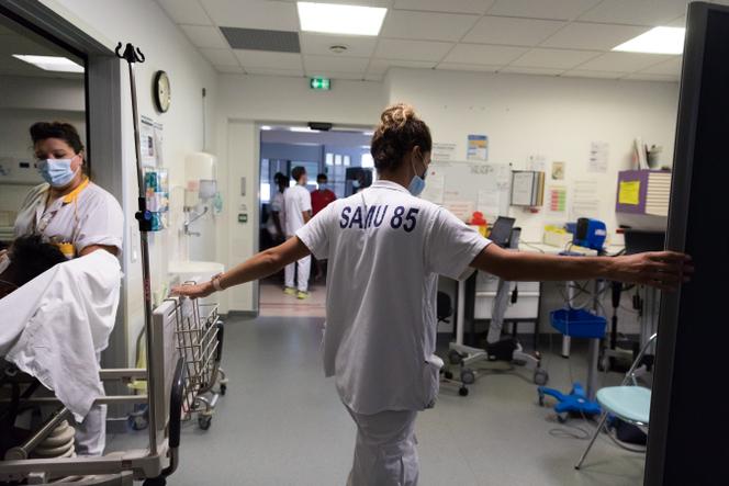 A doctor from the SAMU in the emergency orientation room of the departmental hospital center of La Roche-sur-Yon, July 29, 2022.