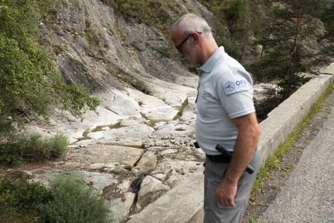 René Bonvallat, agent de l'Office français de la biodiversité chargé de faire respecter les arrêtés préfectoraux concernant la sécheresse dans le département, observe un affluent de l'Estéron pratiquement à sec, dans les Alpes-Maritimes, le 29 juillet 2022. 