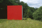 Le Carré rouge de Gloria Friedmann, créé en 1997 dans le cadre de l’action Nouveaux Commanditaires, à Villars-Santenoge (Haute-Marne).