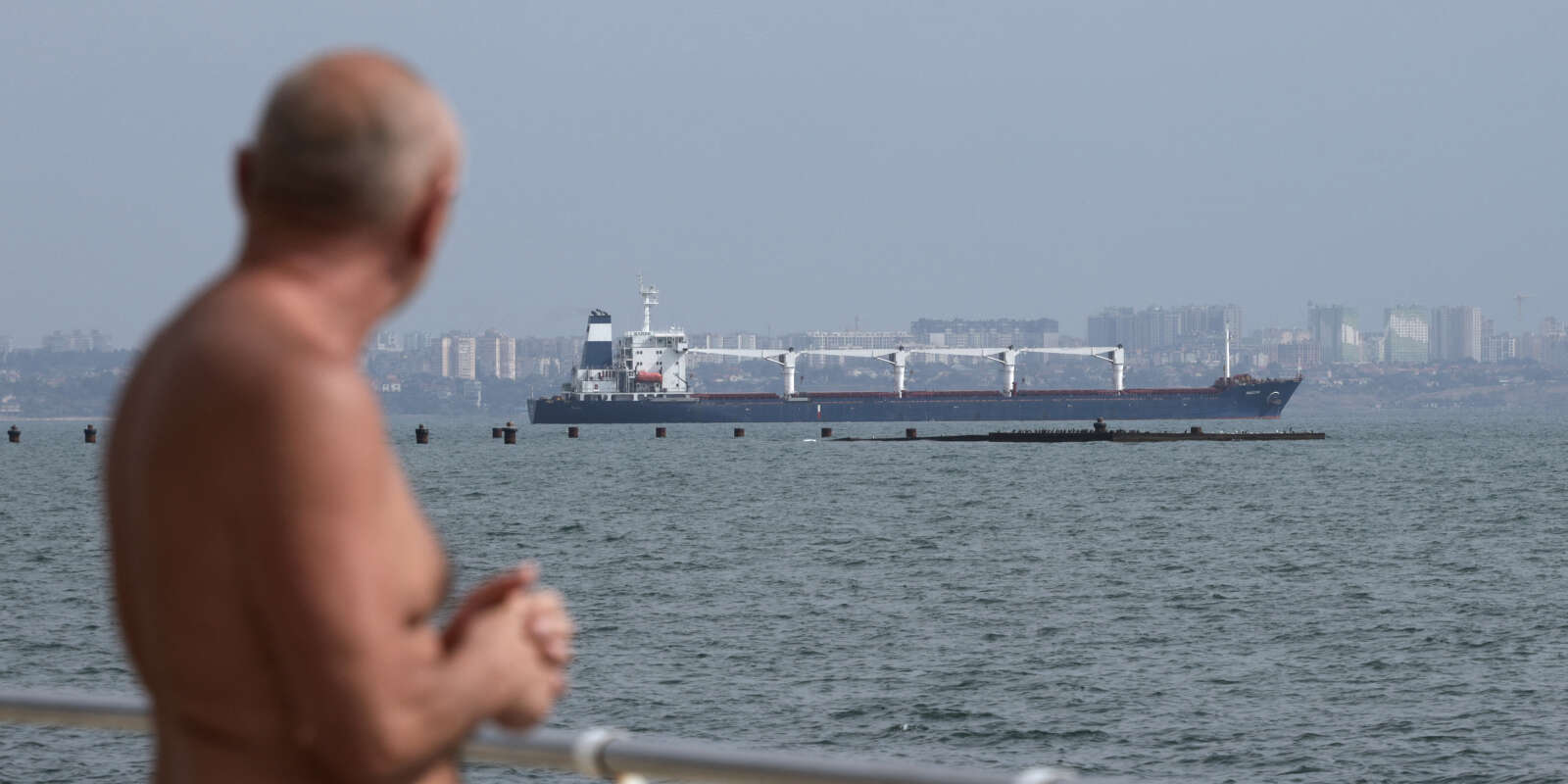 Le cargo Razoni, battant pavillon de la Sierra Leone, avec 26 000 tonnes de maïs ukrainien à bord, quitte le port de la région d’Odesa, le 01 août 2022.  