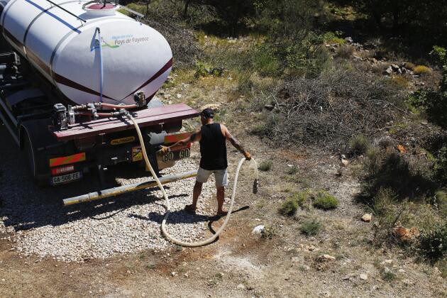 The 8,000-liter tanker, purchased by the commune of Seillans (Var), shuttles between a fire hydrant and the reservoir on July 31, 2022.