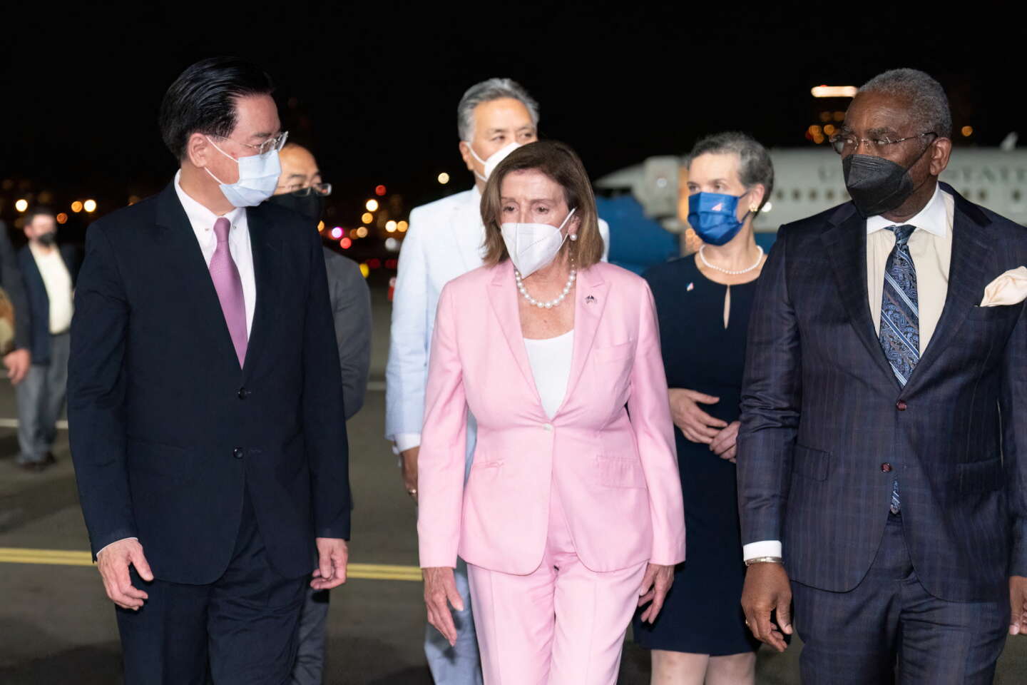 Nancy Pelosi, Speaker of the US House of Representatives, arrives in Taiwan;  China announces “targeted military operations”.