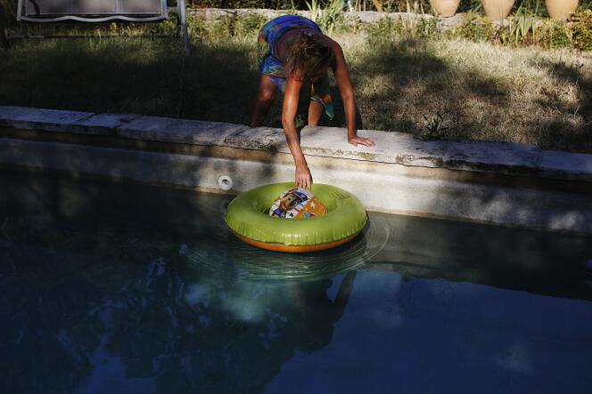 Une proriétaire de piscine dans la commune de Seillans, le 31 juillet 2022 (image d’illustration).