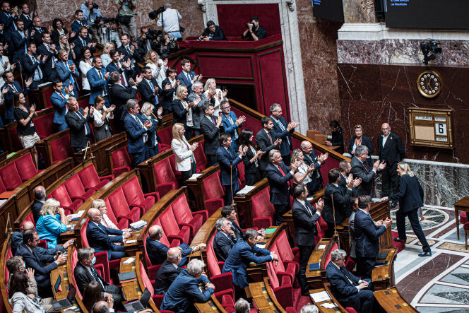   Los diputados del Agrupamiento Nacional aplauden a su presidenta de grupo, Marine Le Pen, tras su discurso en la Asamblea Nacional, en París, el 6 de julio de 2022.
