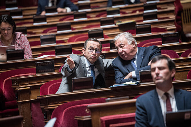 El presidente del grupo Les Républicains Bruno Retailleau (a la izquierda) con el presidente del Senado, Gerard Larcher, durante la discusión ante la cámara alta del proyecto de ley de reforma de finanzas para 2022, 1 de agosto de 2022.