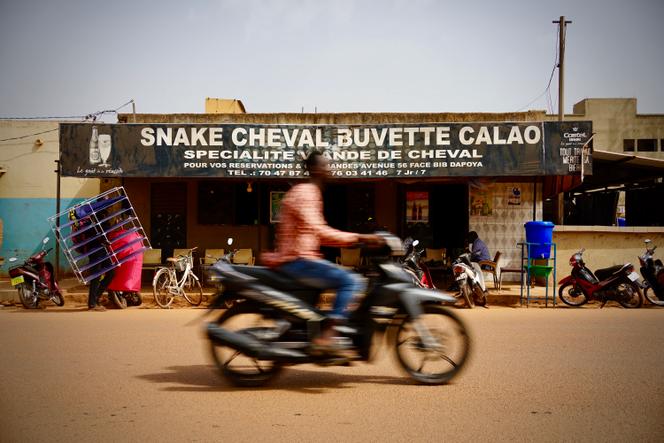 Ce maquis spécialisé dans les steaks de cheval (un animal sacré chez les Mossi) est ouvert depuis 1974 à Ouagadougou.