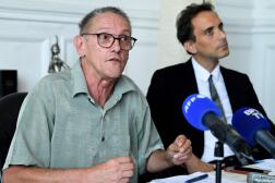Paul Raoult (à gauche), le père de Sébastien Raoult, et son avocat, Philippe Ohayon, lors d’une conférence de presse à Paris, le 2 août 2022.