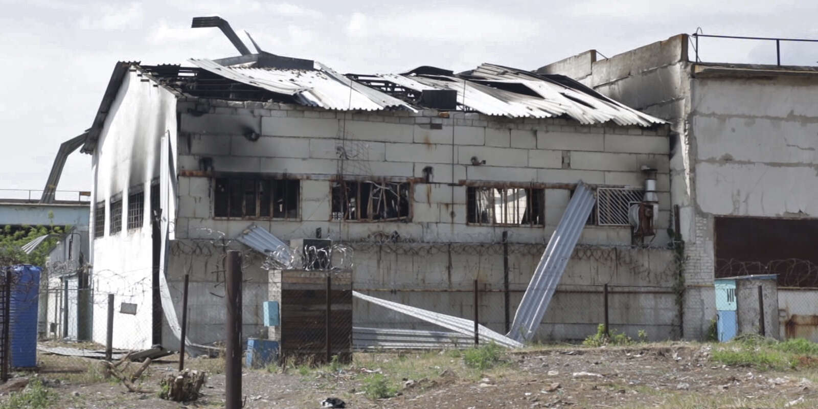 Cette photographie tirée d’une vidéo montre une vue d’une caserne détruite dans une prison d’Olenivka, dans une zone contrôlée par les forces séparatistes prorusses, dans l’est de l’Ukraine, le 29 juillet 2022.