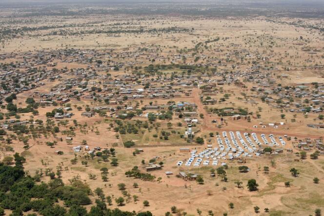 Vue aérienne de la ville de Sebba et de son camp de déplacés, au Burkina Faso, en octobre 2021.