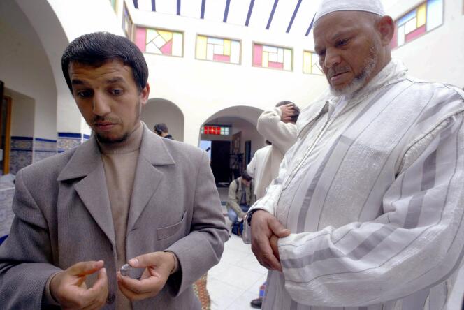 Hassan Iquioussen (à gauche) le 18 juin 2004, à la mosquée d’Escaudain. 