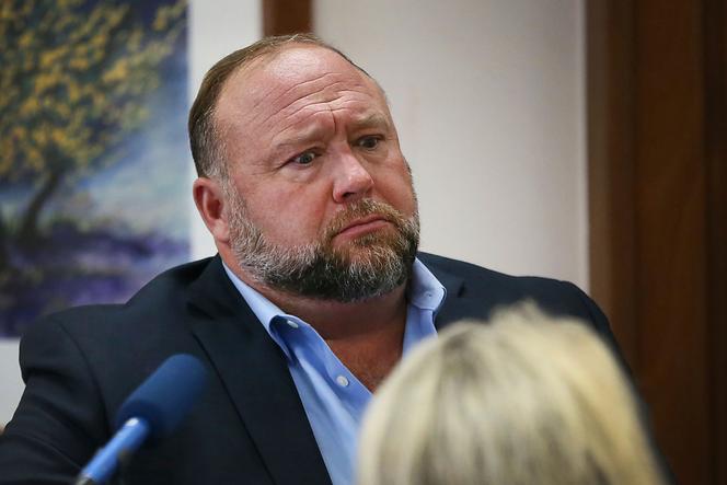 L’influent théoricien du complot Alex Jones, lors de son procès en diffamation à Austin, au Texas, le mercredi 3 août 2022. Le fondateur d’InfoWars affirme désormais qu’il ne nie plus la réalité de la tuerie de Sandy Hook.