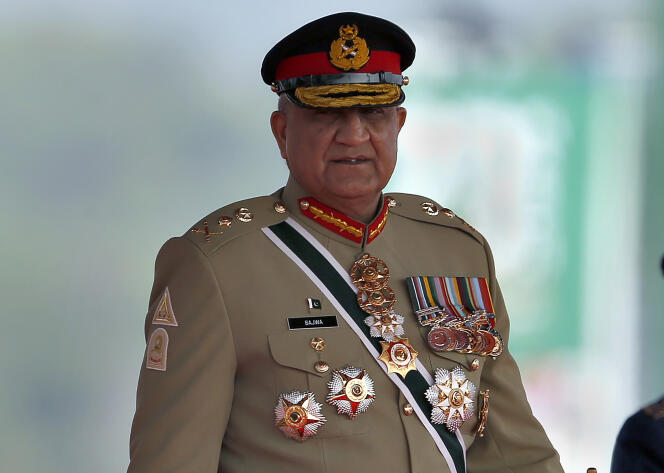 Le chef de l’armée pakistanaise, le général Qamar Javed Bajwa, assiste à un défilé militaire à Islamabad, le 23 mars 2022. 