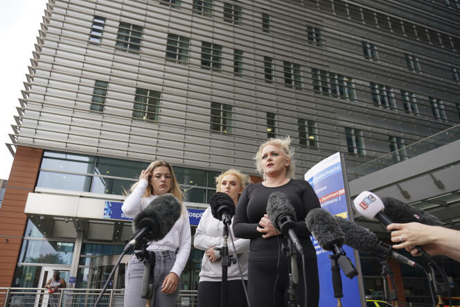 La mère d’Archie Battersbee, Hollie Dance (à droite), s’adresse aux médias devant l’hôpital Royal London à Whitechapel, dans l’est de Londres, le 3 août 2022.