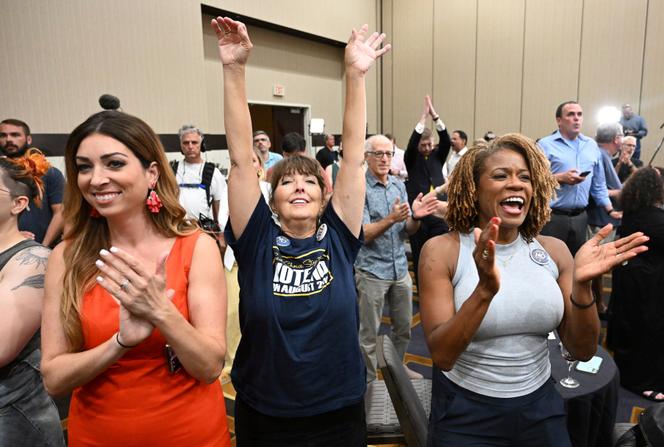 Des candidates aux élections de mi-mandat applaudissent lors d’une soirée des primaires, mardi 2 août 2022, à Overland Park, Kansas.