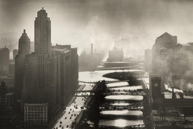 Vue aérienne de cinq ponts-levis enjambant le fleuve, à Chicago, dans les années 1940.