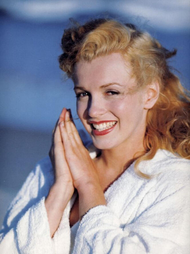 Photo of Marilyn Monroe taken by André de Dienes on Tobay Beach, Long Island, in 1949.