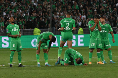 Saint-Etienne's Brazilian defender Gabriel Silva (L) and teammates react after being defeated by Auxerre at the end of the French L1-L2 play-off second leg football match between AS Saint-Etienne and AJ Auxerre at the Geoffroy Guichard Stadium in Saint-Etienne, central-eastern France on May 29, 2022. (Photo by JEAN-PHILIPPE KSIAZEK / AFP)